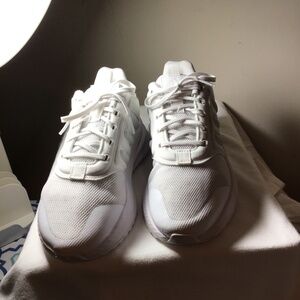 🤫Adidas, great cond, heel scuffs , see photos, nothing major, size 5.5,